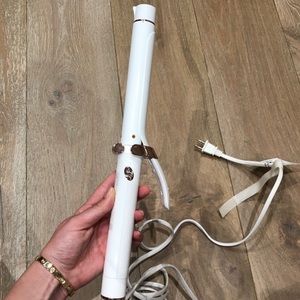 T3 curling iron 1 inch never used